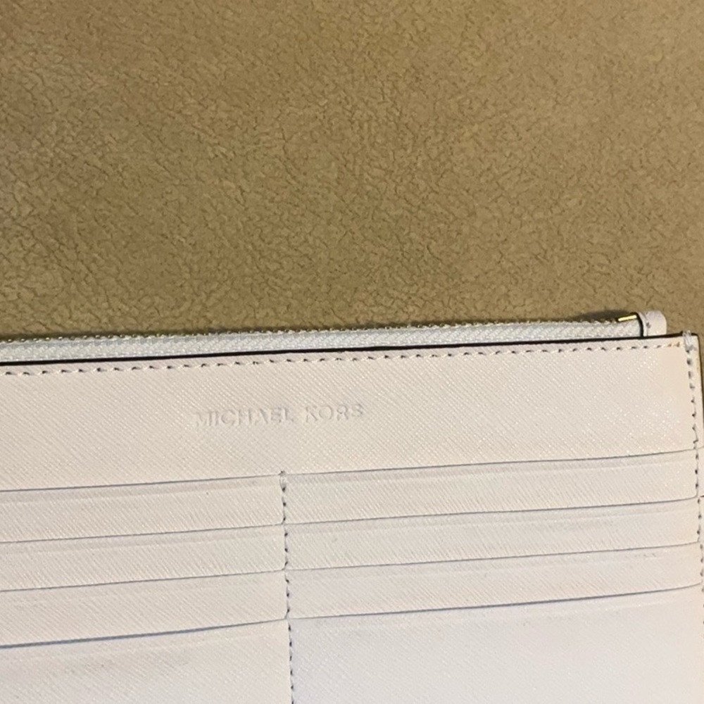 Michael Kors Wristlet Insert Replacement EUC. 

Smoke free and pet free home